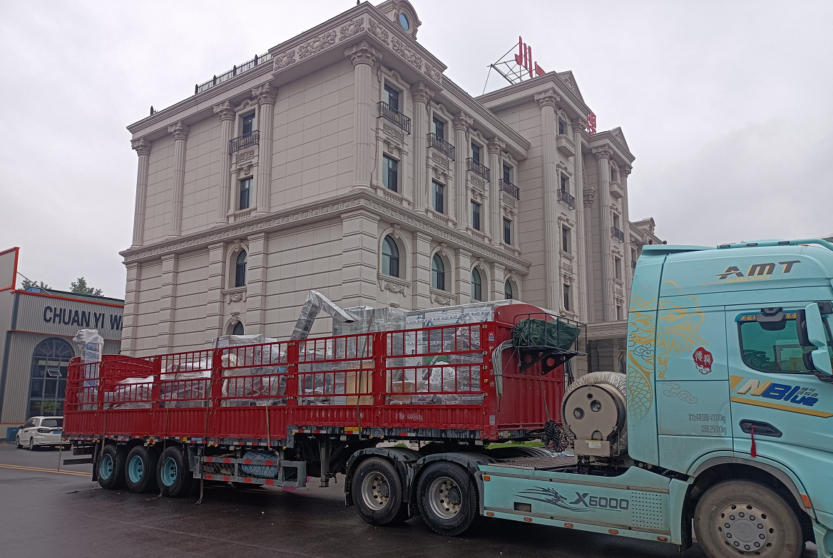 【川一股份】300大桶水灌装线+3000小瓶灌装线水厂设备装车发往四川省黑水县